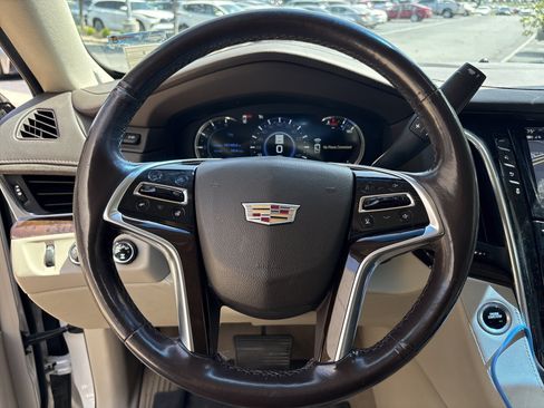 Used 2017 Cadillac Escalade Luxury AWD/4WD image 17