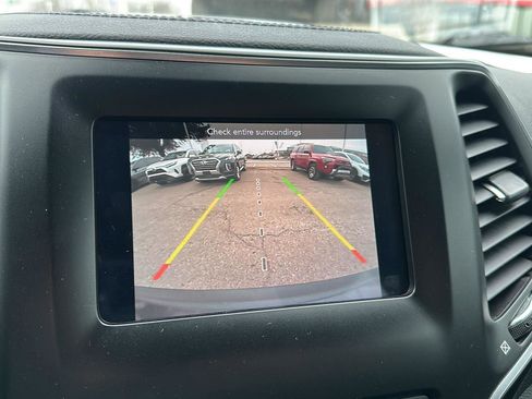 Used 2021 Jeep Cherokee Latitude Plus image 32