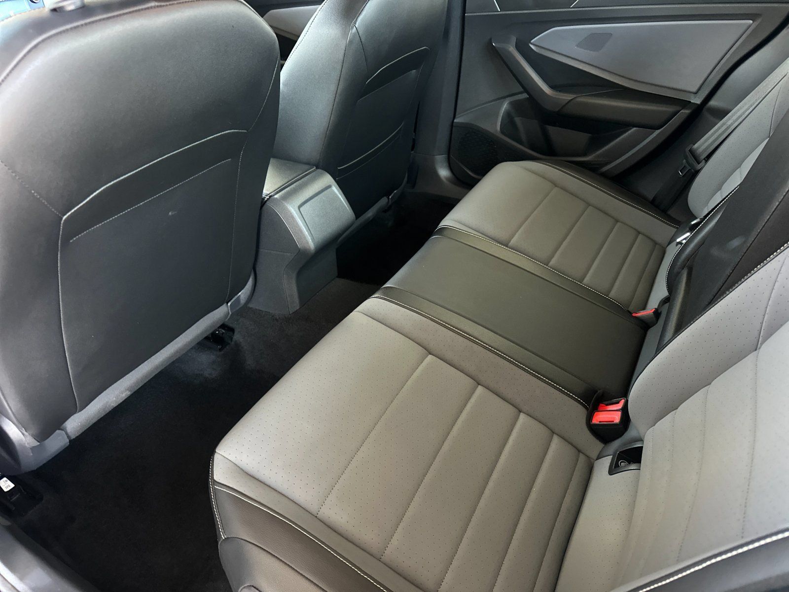Used 2025 Volkswagen Jetta SE FWD image 11