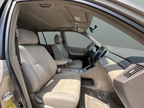 Used 2005 Toyota Highlander 4WD V6 w/ 3rd Row image 10