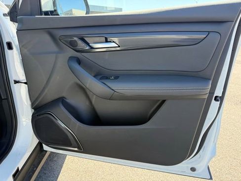 New 2025 VinFast VF 8 Eco image 28