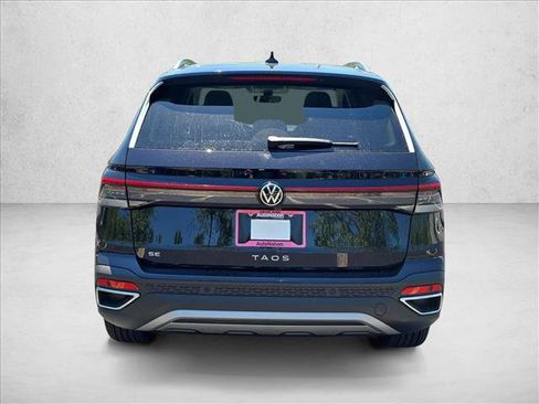New 2026 Volkswagen Taos SE FWD image 4