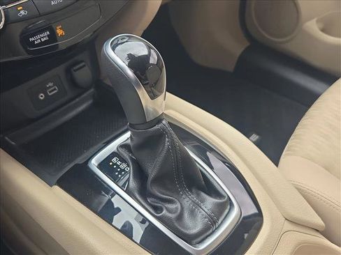 Used 2020 Nissan Rogue SV FWD image 12