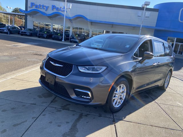 Used 2023 Chrysler Pacifica Touring-L FWD image 4