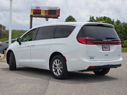Used 2023 Chrysler Pacifica Touring-L AWD/4WD image 10