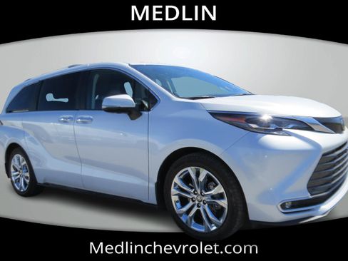 Used 2024 Toyota Sienna Platinum image 1