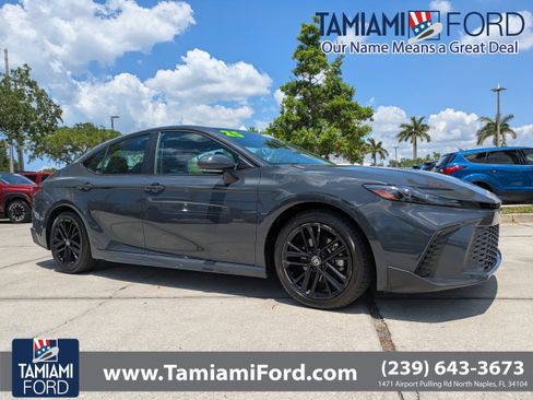 Used 2025 Toyota Camry SE FWD image 1
