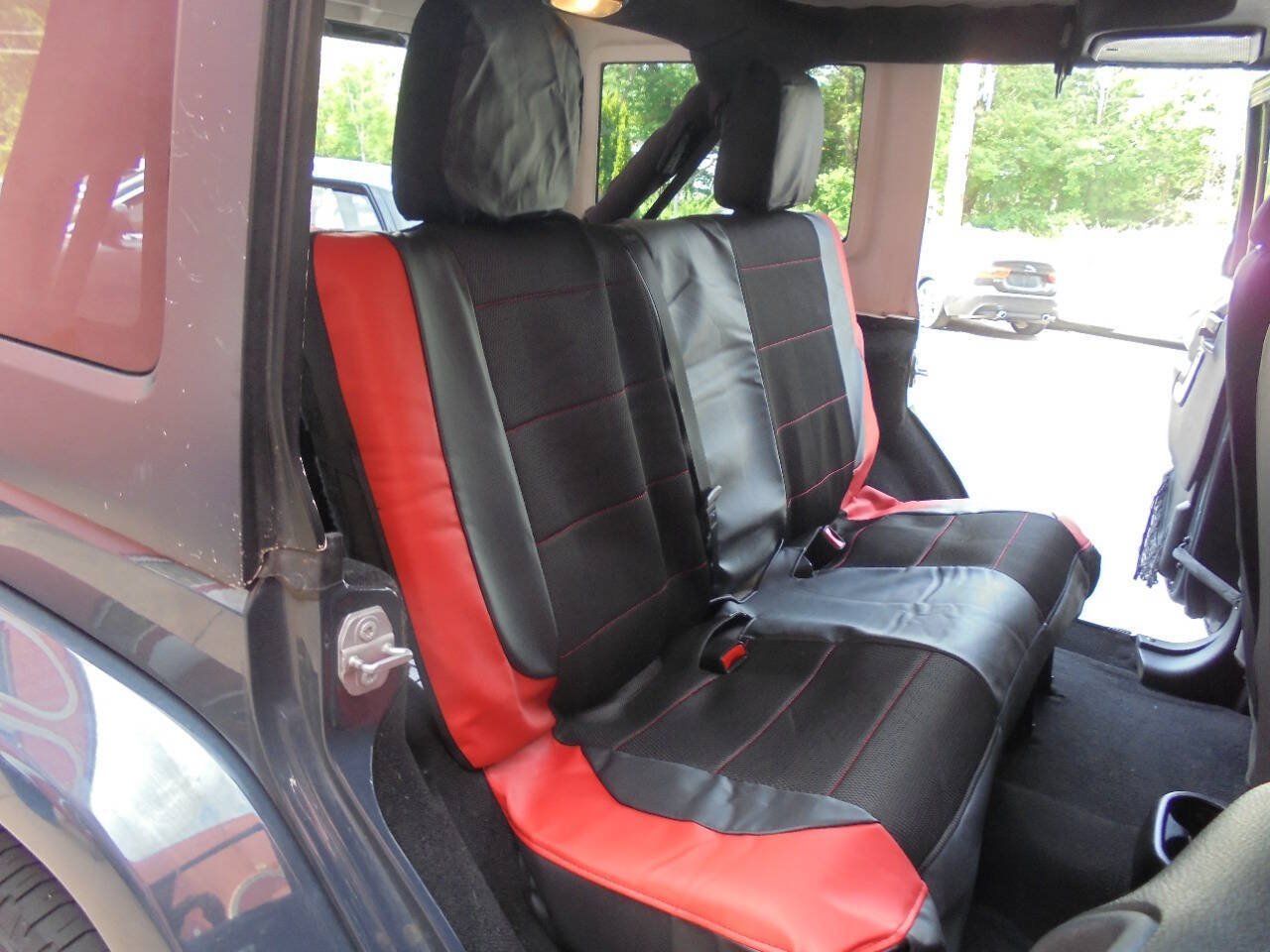 Used 2017 Jeep Wrangler Unlimited Sahara w/ Connectivity Group AWD/4WD image 16