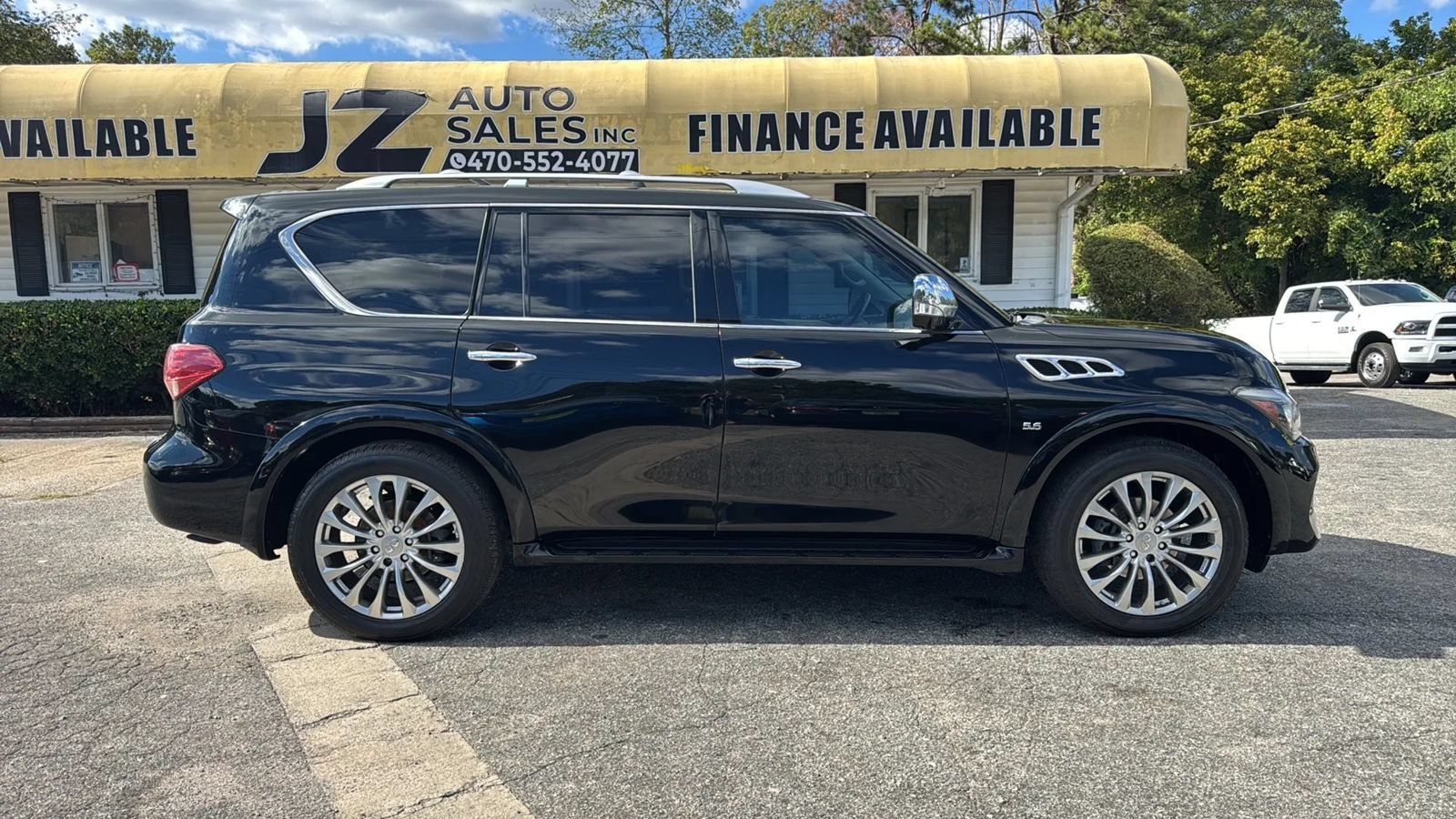 Used 2016 INFINITI QX80 4WD w/ Deluxe Technology Package image 2