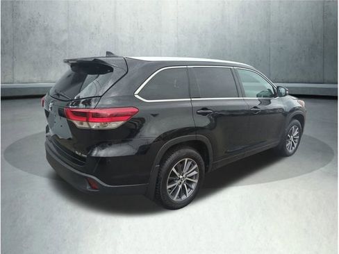Used 2018 Toyota Highlander XLE w/ Carpet Mat Package (TMS) AWD/4WD image 6