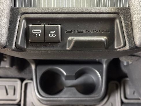 Used 2021 Toyota Sienna XSE FWD image 19