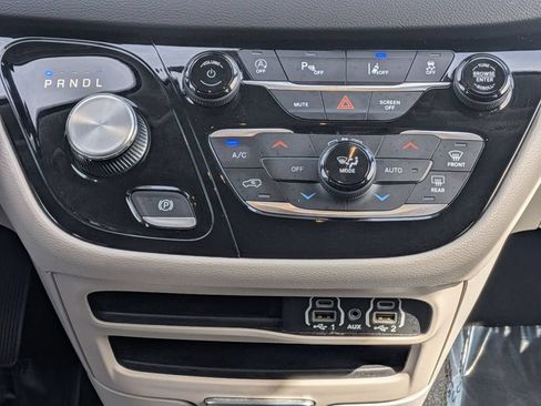 Used 2023 Chrysler Pacifica Touring-L FWD image 27