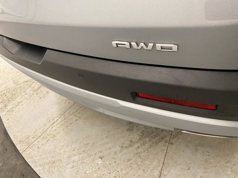 Used 2023 GMC Acadia SLE w/ Driver Convenience Package image 32