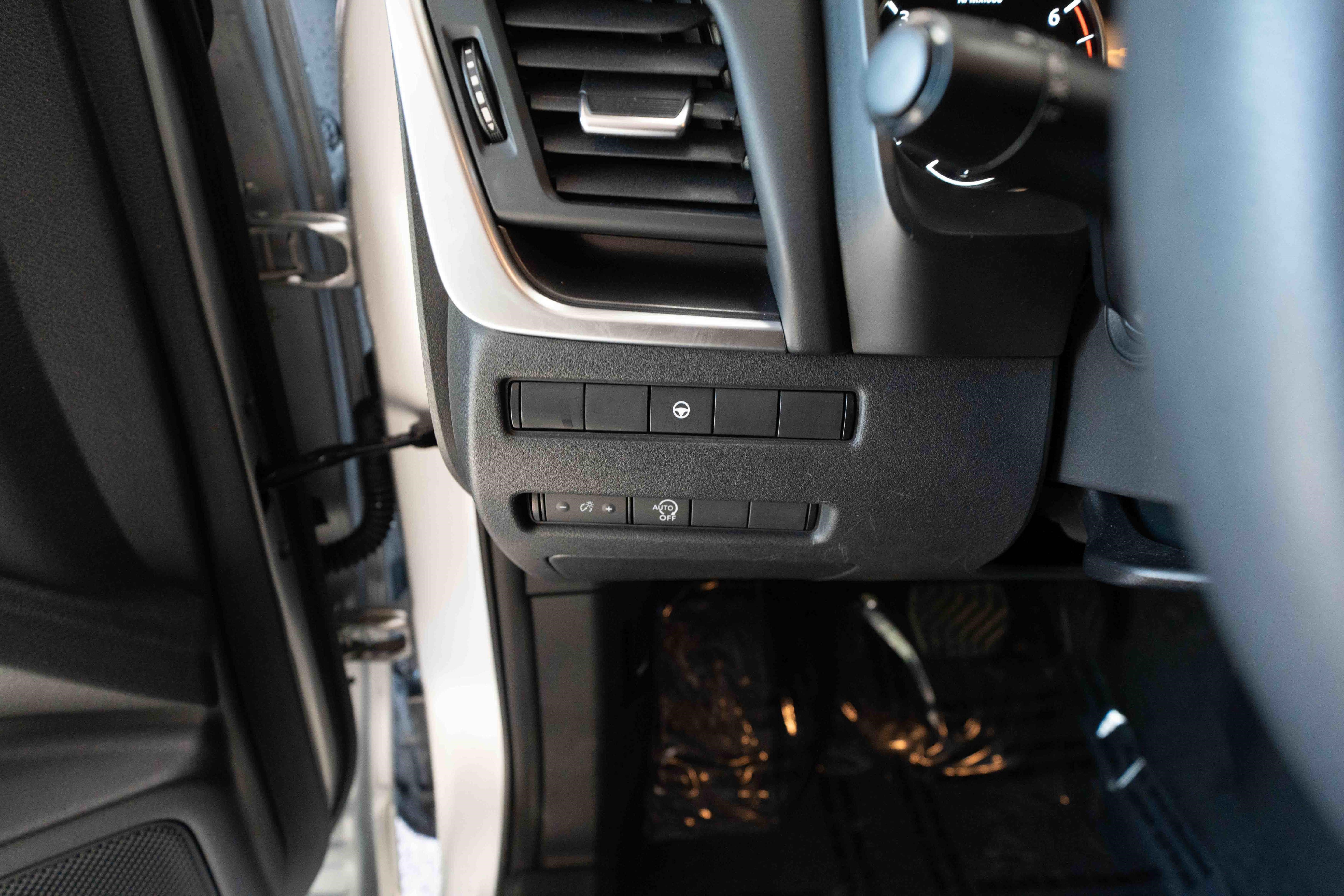Used 2023 Nissan Rogue SV AWD/4WD image 11