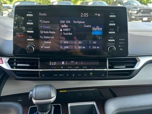 Used 2021 Toyota Sienna XLE w/ XLE Plus Package FWD image 19
