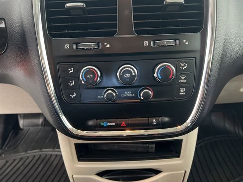 Used 2020 Dodge Grand Caravan SE w/ UConnect Hands-Free Group FWD image 14