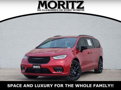 New 2026 Chrysler Pacifica Limited w/ Uconnect Theater Family Group