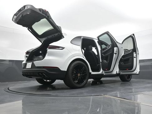 Certified 2025 Porsche Cayenne AWD/4WD image 26