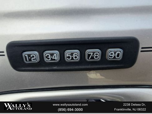 Used 2011 Lincoln Town Car Signature L image 6