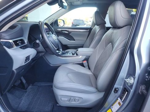 Certified 2024 Toyota Highlander Platinum AWD/4WD image 17