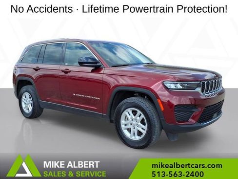 Used 2023 Jeep Grand Cherokee Laredo AWD/4WD image 1