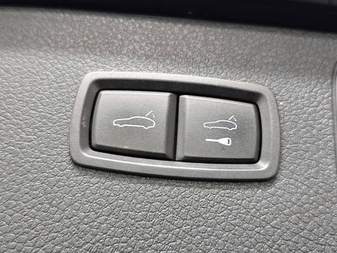 Certified 2021 Porsche Macan AWD/4WD image 32
