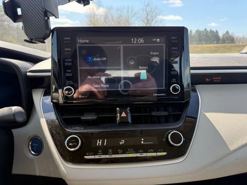 Used 2022 Toyota Corolla LE image 11