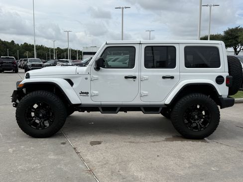 Used 2022 Jeep Wrangler Unlimited Sahara w/ Cold Weather Group AWD/4WD image 8