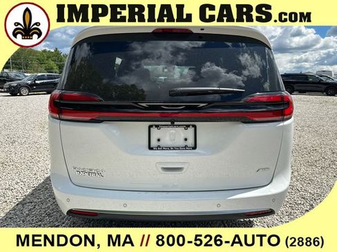 New 2027 Chrysler Pacifica Select AWD/4WD image 10