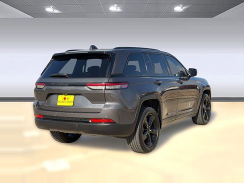 Used 2023 Jeep Grand Cherokee Altitude image 9