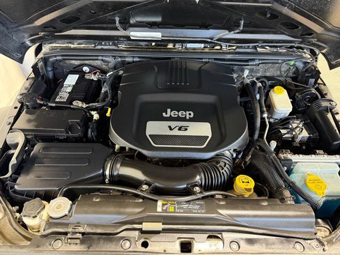 Used 2017 Jeep Wrangler Unlimited Sport w/ Connectivity Group AWD/4WD image 27