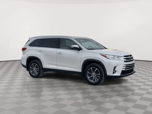 Used 2019 Toyota Highlander XLE image 2