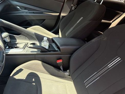 Used 2023 Hyundai Elantra SEL w/ Preferred Accessory Package image 10