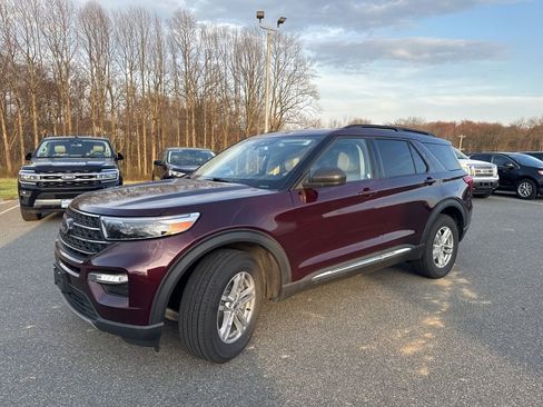 Used 2022 Ford Explorer XLT w/ Equipment Group 202A image 3