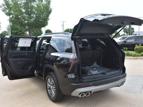 New 2026 Chevrolet Traverse LT w/ Driver Confidence Package FWD image 17