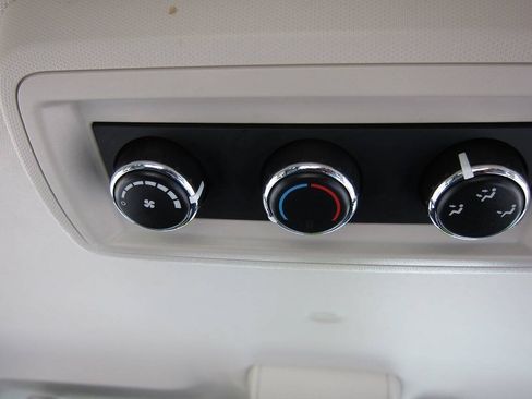 Used 2019 Dodge Grand Caravan SE FWD image 17