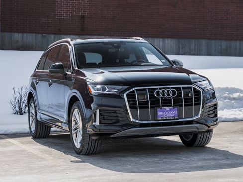 Used 2023 Audi Q7 Premium w/ Convenience Package image 2