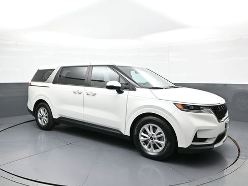 Used 2024 Kia Carnival LX FWD image 4