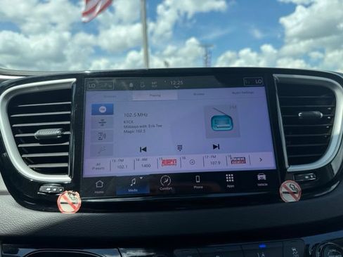 Used 2024 Chrysler Pacifica Touring-L FWD image 13
