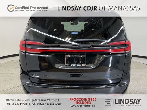 Used 2024 Chrysler Pacifica Premium FWD image 8