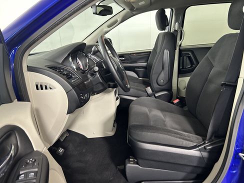 Used 2018 Dodge Grand Caravan SE w/ UConnect Hands-Free Group FWD image 9