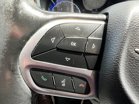 Used 2019 Chrysler Pacifica Touring Plus w/ Cold Weather Group FWD image 39