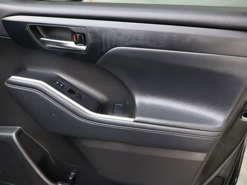 Used 2021 Toyota Highlander XLE image 11