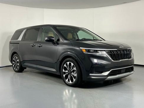 Used 2024 Kia Carnival EX image 1