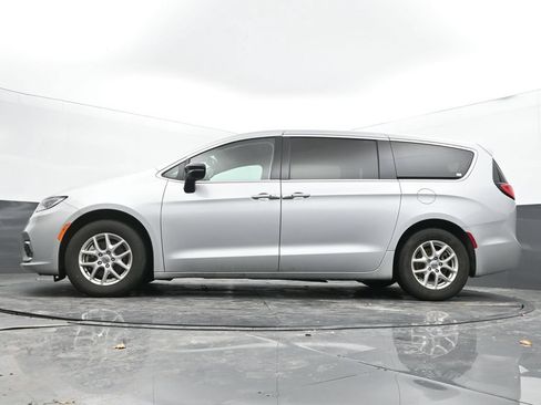 Used 2024 Chrysler Pacifica Touring-L FWD image 48
