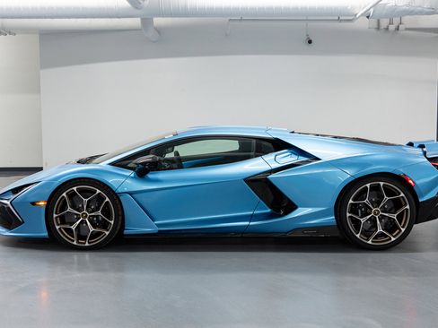 Used 2025 Lamborghini Revuelto image 3