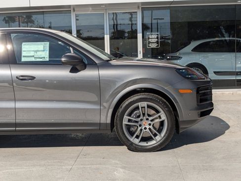 Certified 2025 Porsche Cayenne Coupe image 11