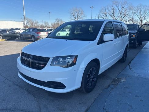 Used 2016 Dodge Grand Caravan SE image 4