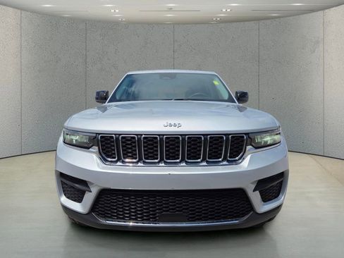 Used 2024 Jeep Grand Cherokee Laredo image 8