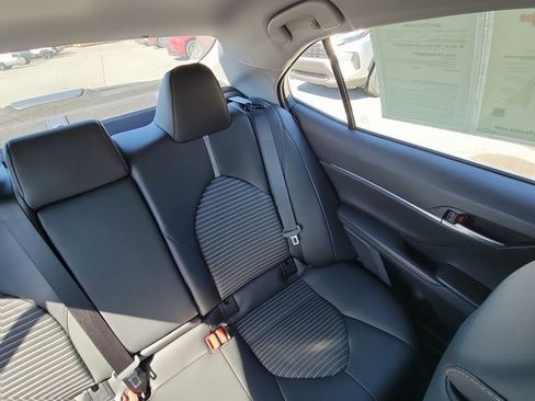 Used 2023 Toyota Camry SE image 6
